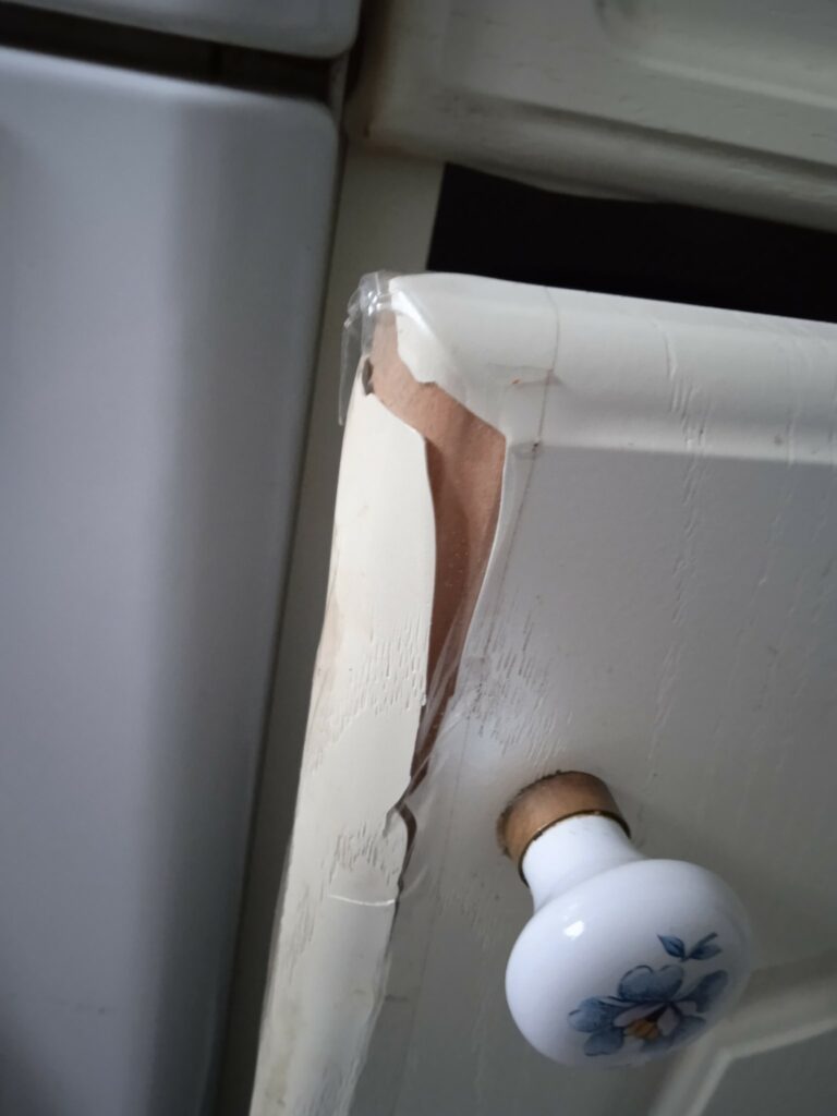 Des Solutions Pour Réparer Les Revêtements De Porte De Cuisine Qui Se Décolle ? ️ Casanaute