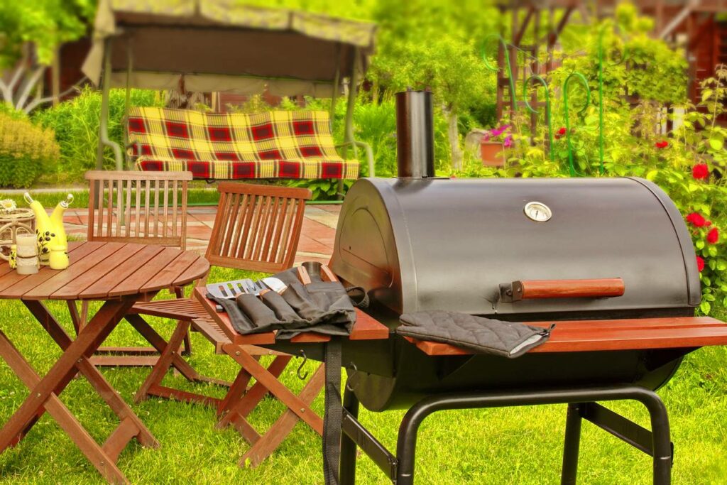 équipements barbecue avec mobilier dans le jardin