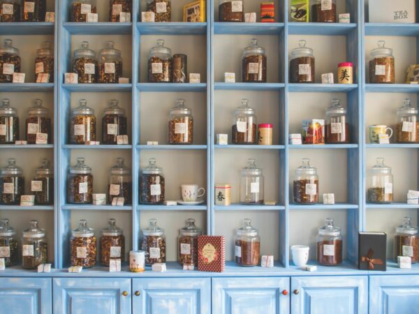 Coin bureau aménagé dans un salon lumineux
