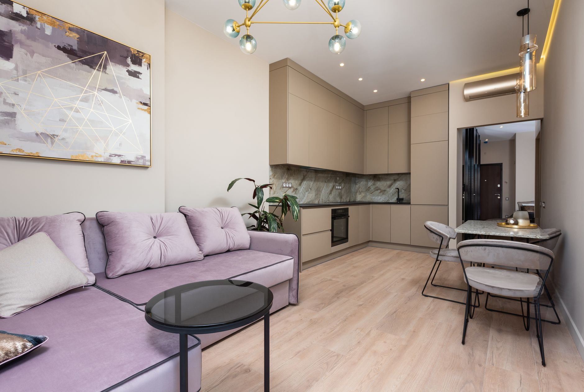 Couloir sombre et étroit éclairci par une décoration claire