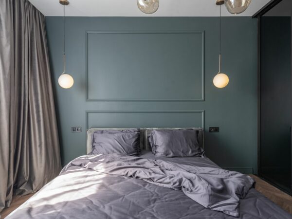 Petite chambre optimisée avec rangements autour du lit