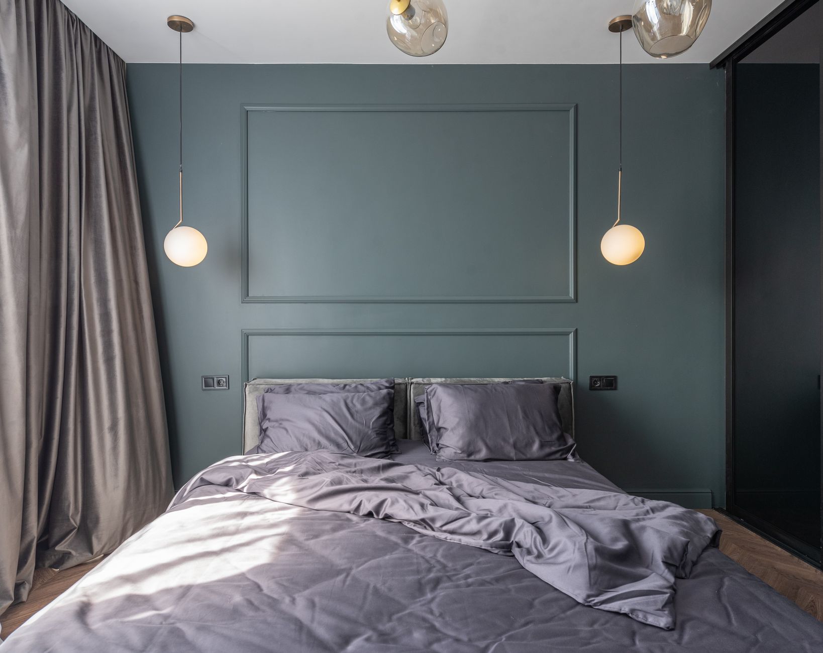 Petite chambre optimisée avec rangements autour du lit