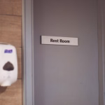 Comment nettoyer les joints de carrelage de salle de bain sans les abîmer