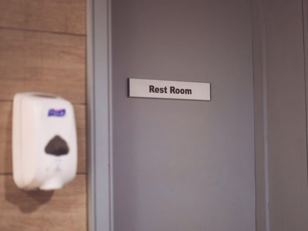 Comment nettoyer les joints de carrelage de salle de bain sans les abîmer