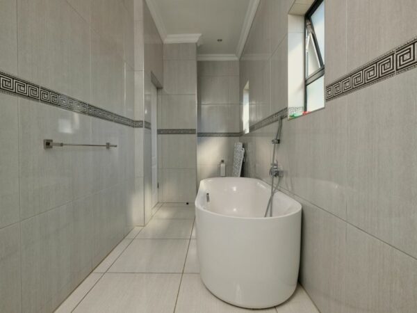 Salle de bain propre après entretien des joints