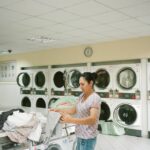 Buanderie avec linge propre pour illustrer l’entretien du lave-linge