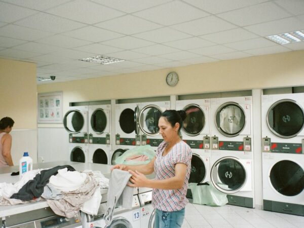 Buanderie avec linge propre pour illustrer l’entretien du lave-linge