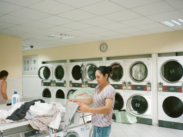 Buanderie avec lave-linge à entretenir