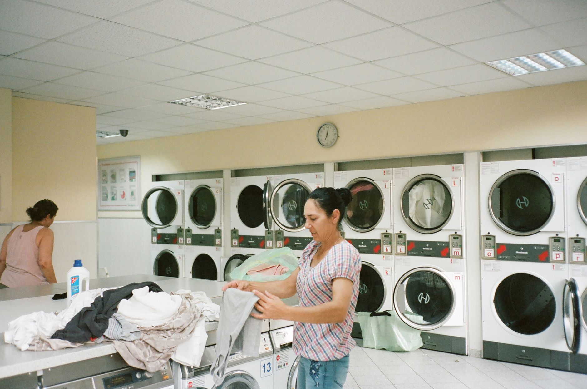 Buanderie avec lave-linge à entretenir