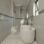 Salle de bain propre avec carrelage entretenu