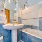Pommeau de douche dans une salle de bain