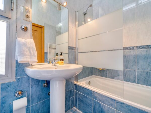 Pommeau de douche dans une salle de bain