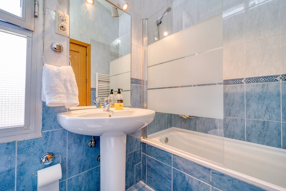 Pommeau de douche dans une salle de bain
