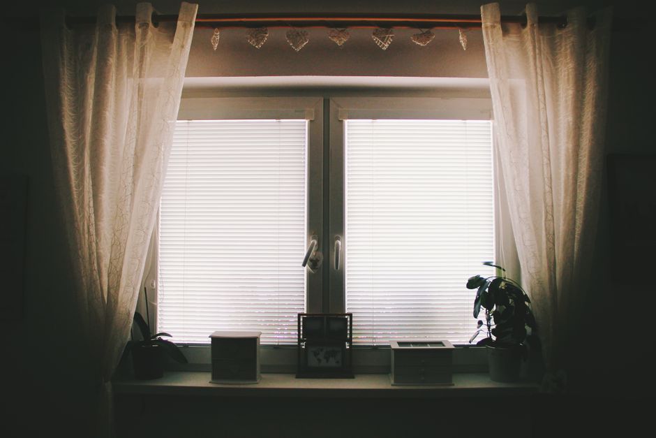 Nettoyage des rails d’une baie vitrée