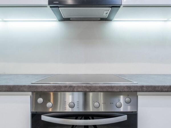 Plaque à induction propre dans une cuisine