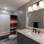 Rideau de douche dans une salle de bain propre