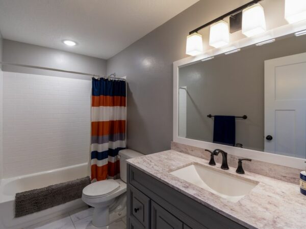 Rideau de douche dans une salle de bain propre