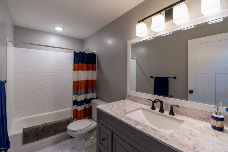 Rideau de douche dans une salle de bain propre