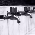Robinet avec gouttes d’eau à entretenir contre les traces blanches