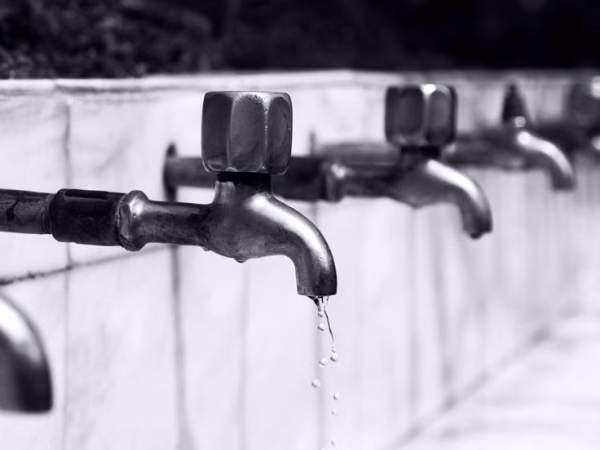 Robinet avec gouttes d’eau à entretenir contre les traces blanches