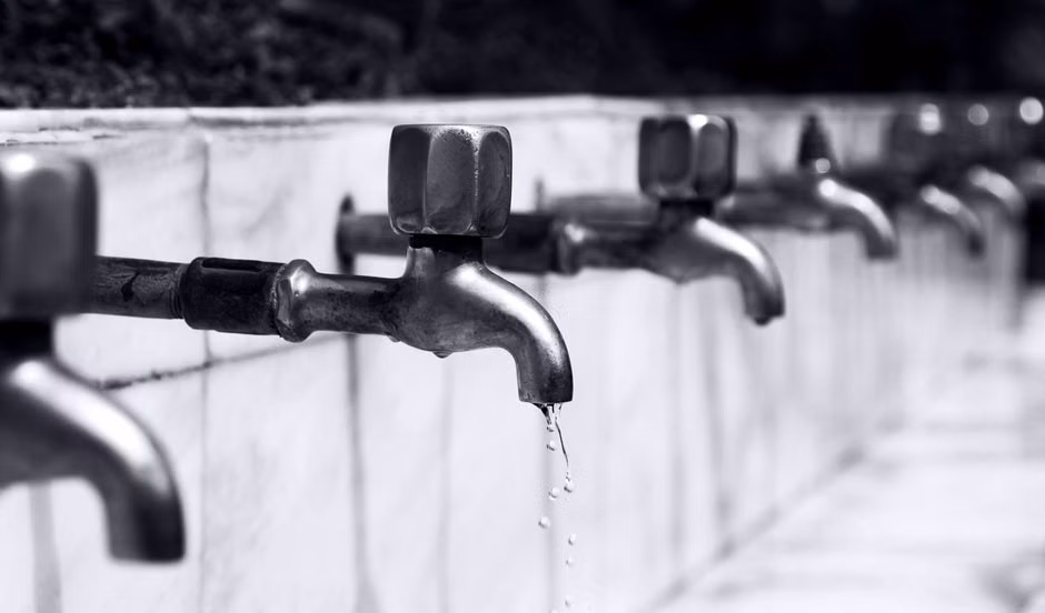 Robinet avec gouttes d’eau à entretenir contre les traces blanches