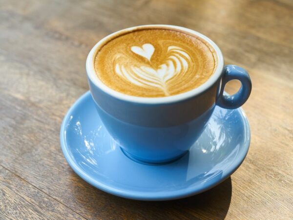 Cafetière filtre et tasse de café sur un plan de travail