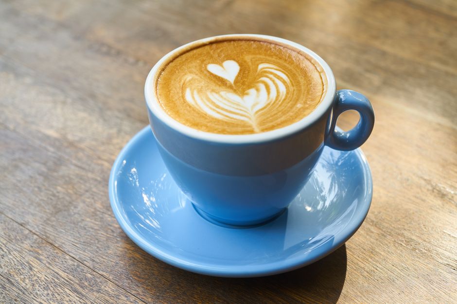 Cafetière filtre et tasse de café sur un plan de travail