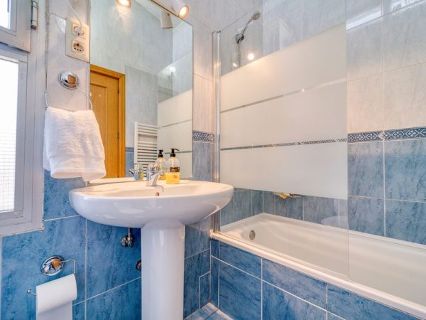 Salle de bain lumineuse avec douche, illustration pour l’entretien du rideau de douche
